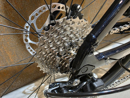 Gravel/Cyclocross von Scott, SCOTT SPEEDSTER GRAVEL 30 / COSMIC BLUE / M vor USEDBIKES - OB.DE Hintergrund