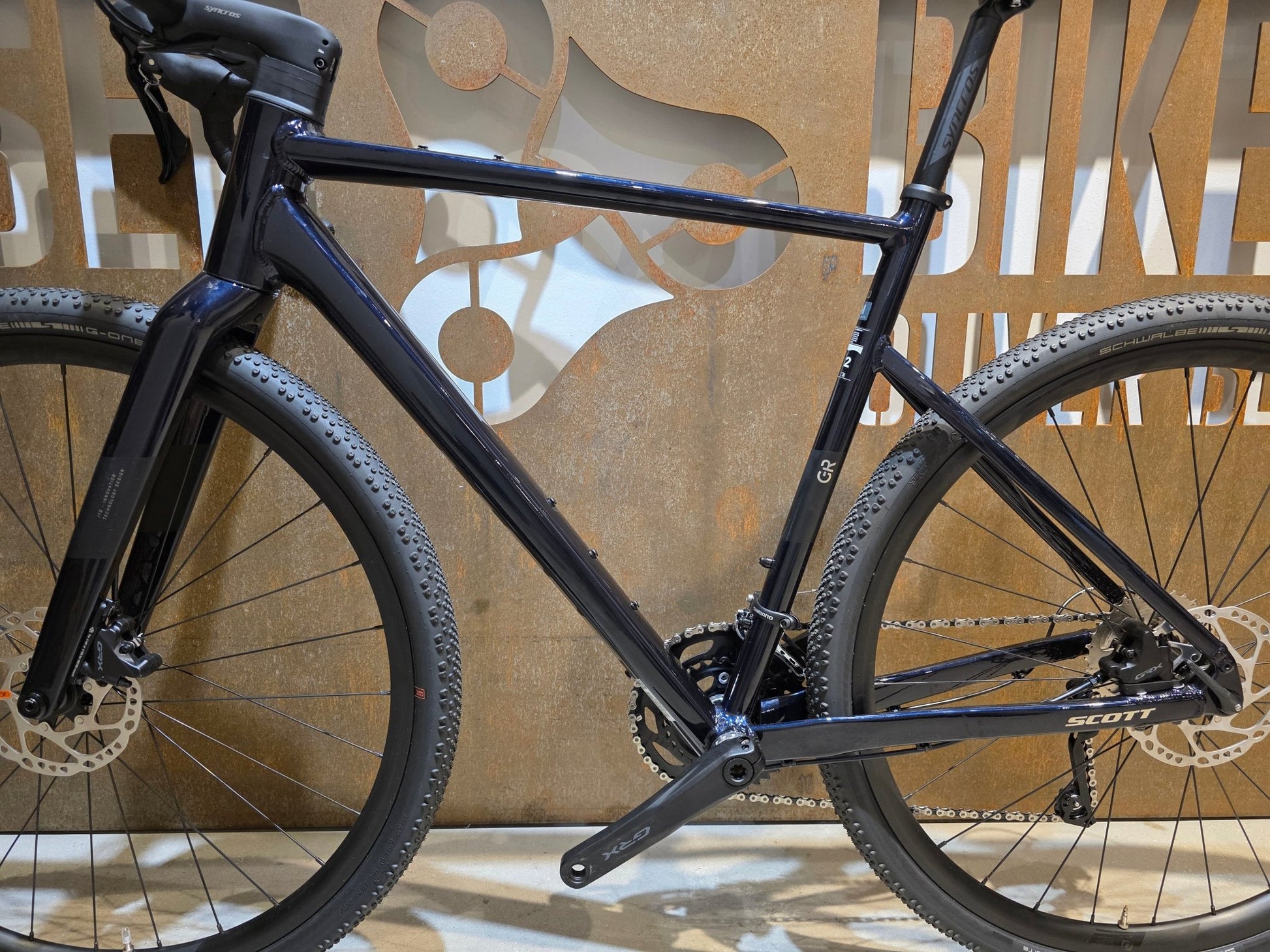 Gravel/Cyclocross von Scott, SCOTT SPEEDSTER GRAVEL 30 / COSMIC BLUE / M vor USEDBIKES - OB.DE Hintergrund