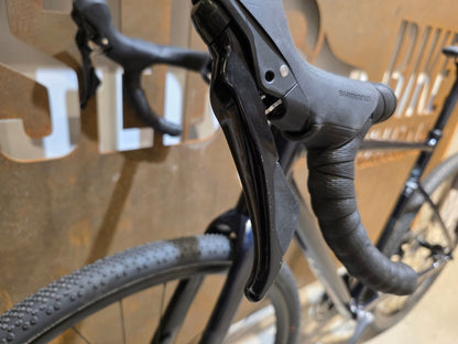 Gravel/Cyclocross von Scott, SCOTT SPEEDSTER GRAVEL 30 / COSMIC BLUE / M vor USEDBIKES - OB.DE Hintergrund