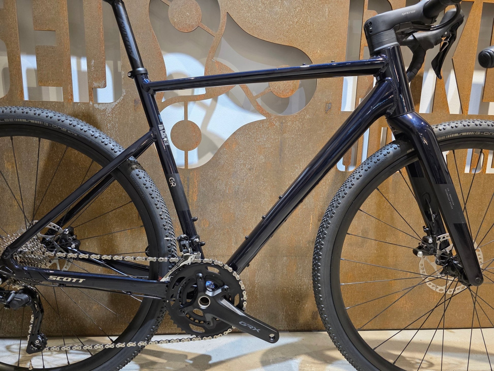 Gravel/Cyclocross von Scott, SCOTT SPEEDSTER GRAVEL 30 / COSMIC BLUE / M vor USEDBIKES - OB.DE Hintergrund