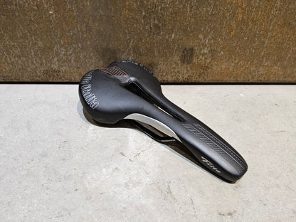 Sattel von Selle Italia, SELLE ITALIA FLITEFLOW TM L2 SATTEL SCHWARZ vor USEDBIKES - OB.DE Hintergrund