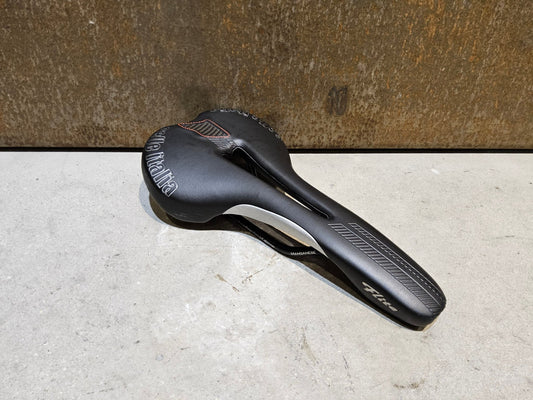 Sattel von Selle Italia, SELLE ITALIA FLITEFLOW TM L2 SATTEL SCHWARZ vor USEDBIKES - OB.DE Hintergrund