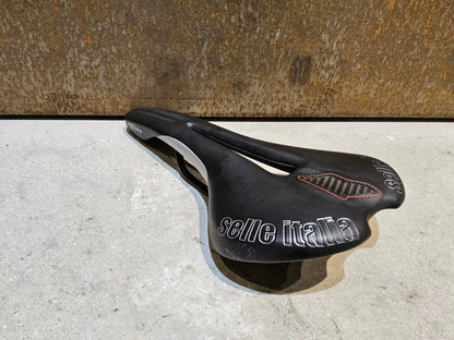 Sattel von Selle Italia, SELLE ITALIA FLITEFLOW TM L2 SATTEL SCHWARZ vor USEDBIKES - OB.DE Hintergrund