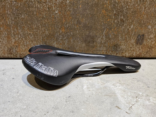 Sattel von Selle Italia, SELLE ITALIA FLITEFLOW TM L2 SATTEL SCHWARZ vor USEDBIKES - OB.DE Hintergrund