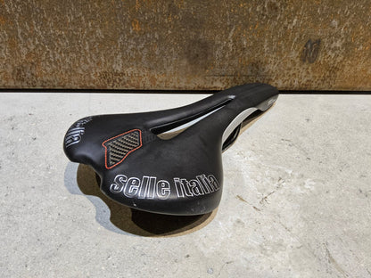Sattel von Selle Italia, SELLE ITALIA FLITEFLOW TM L2 SATTEL SCHWARZ vor USEDBIKES - OB.DE Hintergrund