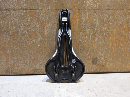 Sattel von Selle Italia, SELLE ITALIA FLITEFLOW TM L2 SATTEL SCHWARZ vor USEDBIKES - OB.DE Hintergrund