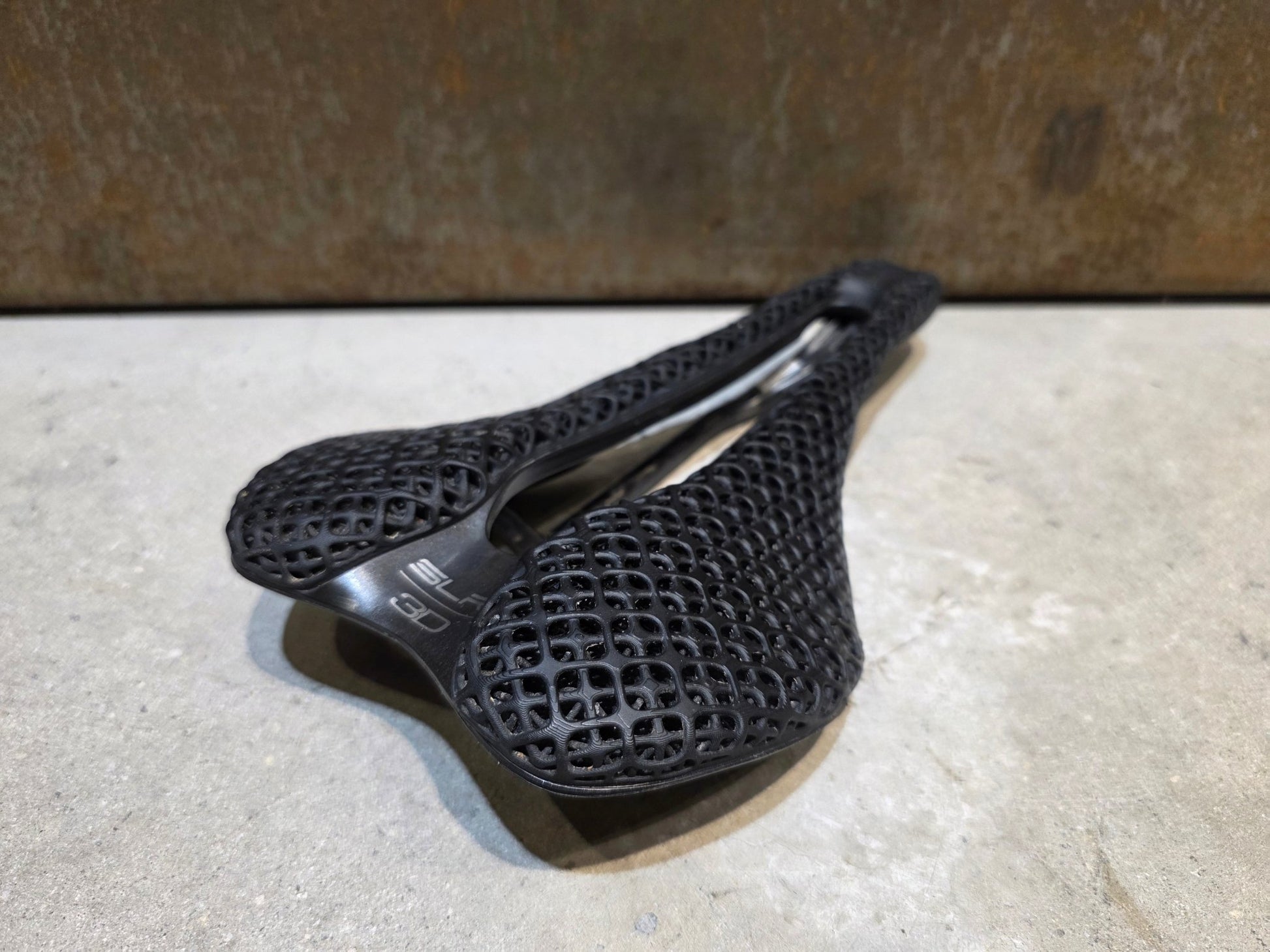 Sattel von Selle Italia, SELLE ITALIA SLR BOOST 3D CARBON SUPERFLOW SATTEL / L3 vor USEDBIKES - OB.DE Hintergrund