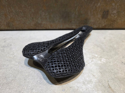 Sattel von Selle Italia, SELLE ITALIA SLR BOOST 3D CARBON SUPERFLOW SATTEL / L3 vor USEDBIKES - OB.DE Hintergrund