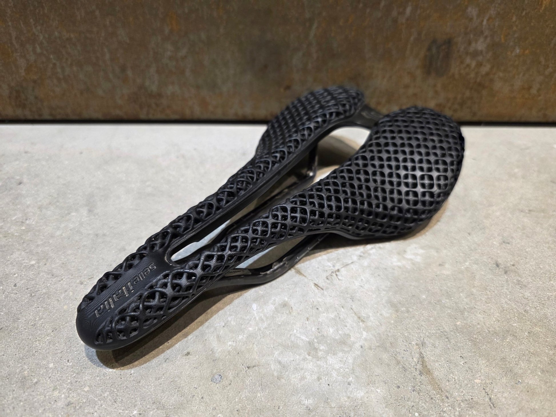 Sattel von Selle Italia, SELLE ITALIA SLR BOOST 3D CARBON SUPERFLOW SATTEL / L3 vor USEDBIKES - OB.DE Hintergrund