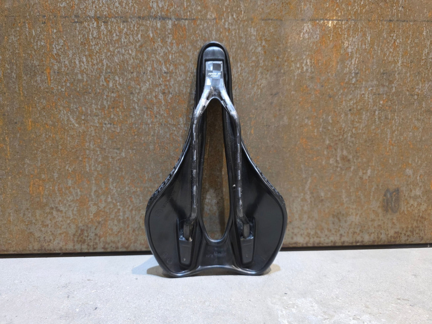 Sattel von Selle Italia, SELLE ITALIA SLR BOOST 3D CARBON SUPERFLOW SATTEL / L3 vor USEDBIKES - OB.DE Hintergrund