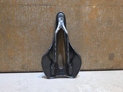Sattel von Selle Italia, SELLE ITALIA SLR BOOST 3D CARBON SUPERFLOW SATTEL / L3 vor USEDBIKES - OB.DE Hintergrund