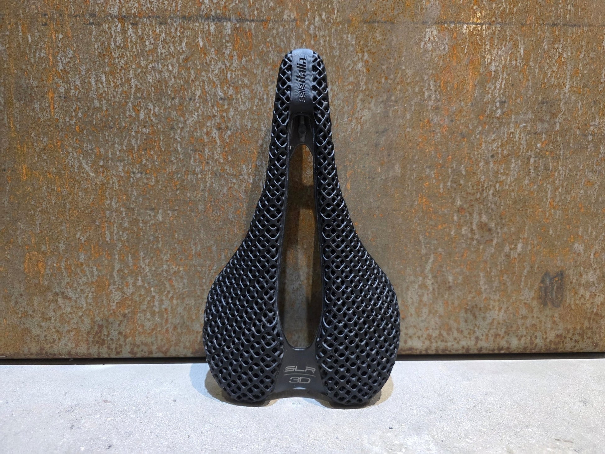 Sattel von Selle Italia, SELLE ITALIA SLR BOOST 3D CARBON SUPERFLOW SATTEL / L3 vor USEDBIKES - OB.DE Hintergrund