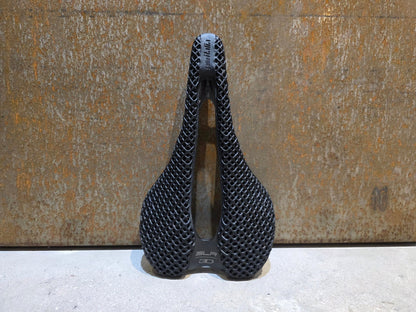 Sattel von Selle Italia, SELLE ITALIA SLR BOOST 3D CARBON SUPERFLOW SATTEL / L3 vor USEDBIKES - OB.DE Hintergrund