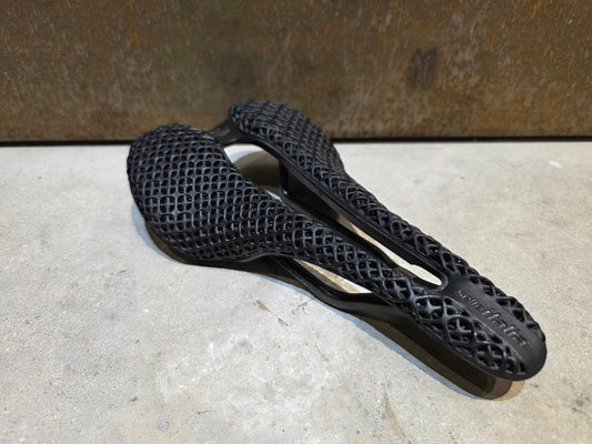 Sattel von Selle Italia, SELLE ITALIA SLR BOOST 3D CARBON SUPERFLOW SATTEL / L3 vor USEDBIKES - OB.DE Hintergrund