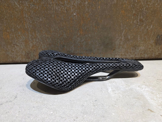 Sattel von Selle Italia, SELLE ITALIA SLR BOOST 3D CARBON SUPERFLOW SATTEL / L3 vor USEDBIKES - OB.DE Hintergrund