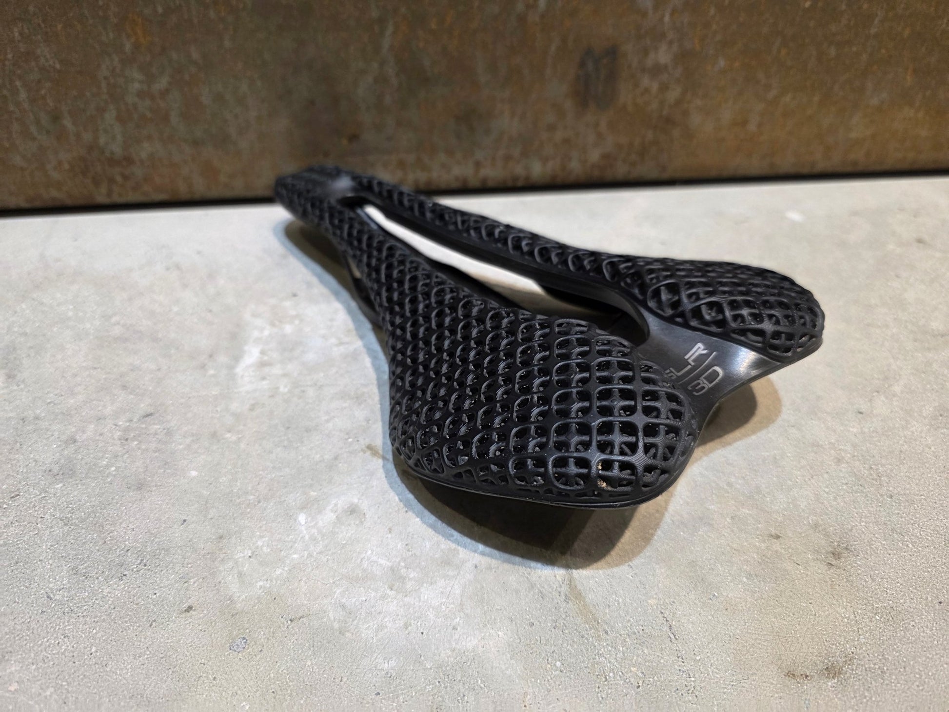 Sattel von Selle Italia, SELLE ITALIA SLR BOOST 3D CARBON SUPERFLOW SATTEL / L3 vor USEDBIKES - OB.DE Hintergrund