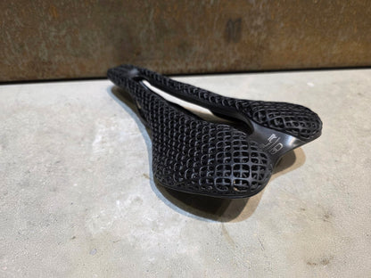 Sattel von Selle Italia, SELLE ITALIA SLR BOOST 3D CARBON SUPERFLOW SATTEL / L3 vor USEDBIKES - OB.DE Hintergrund