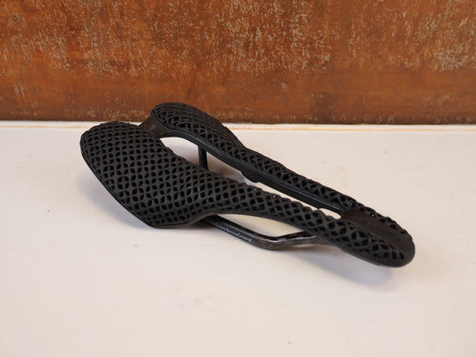 Sattel von Selle Italia, SELLE ITALIA SLR BOOST 3D ROAD CARBON SUPERFLOW SATTEL / S3 vor USEDBIKES-OB.DE Hintergrund