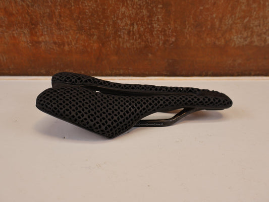 Sattel von Selle Italia, SELLE ITALIA SLR BOOST 3D ROAD CARBON SUPERFLOW SATTEL / S3 vor USEDBIKES-OB.DE Hintergrund
