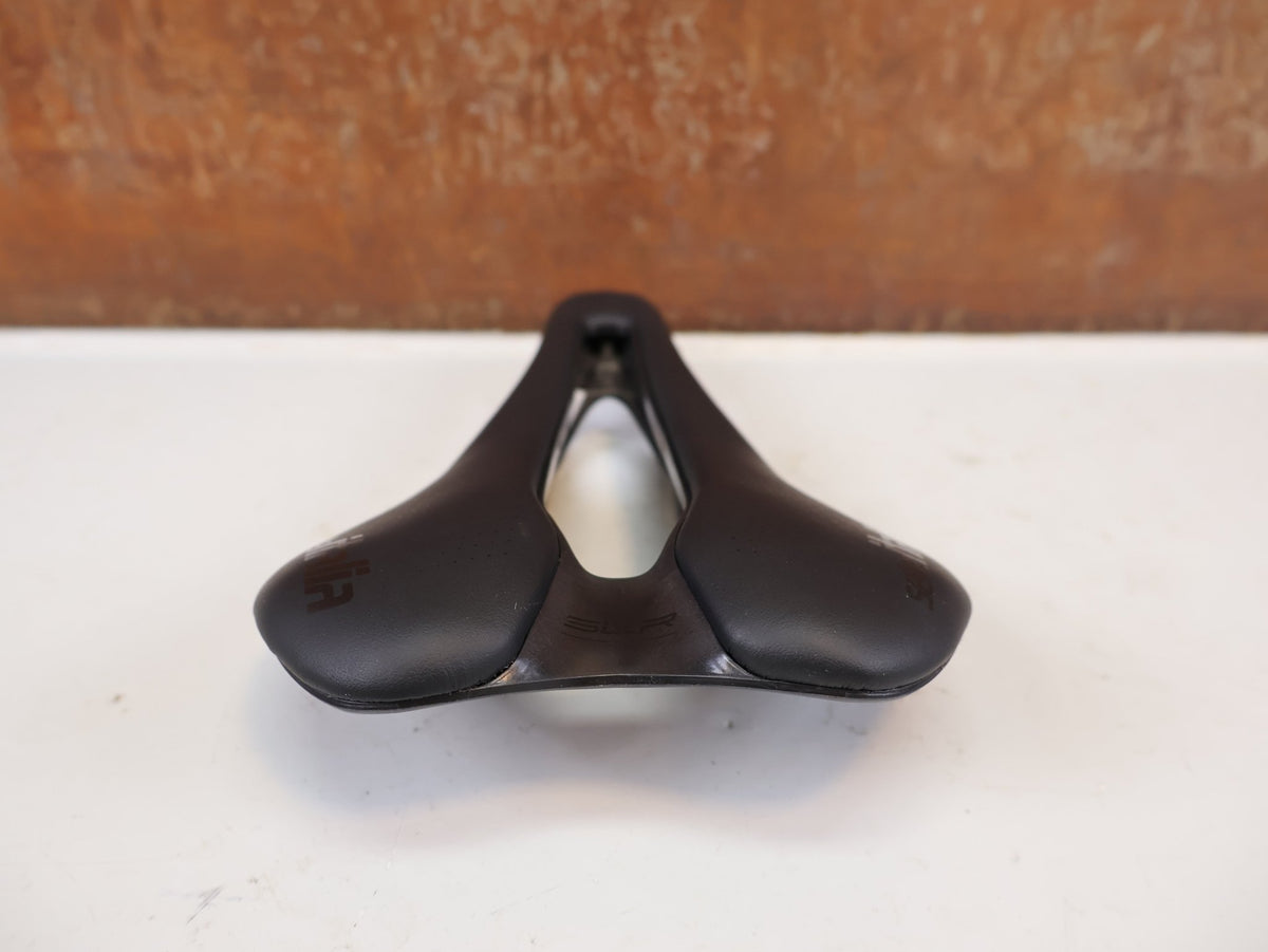 Sattel von Selle Italia, Selle Italia SLR Boost Kit Carbonio Superflow L3 130g vor USEDBIKES-OB.DE Hintergrund