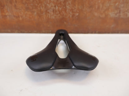 Sattel von Selle Italia, Selle Italia SLR Boost Kit Carbonio Superflow L3 130g vor USEDBIKES-OB.DE Hintergrund