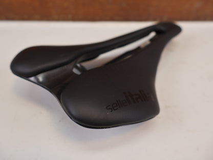 Sattel von Selle Italia, Selle Italia SLR Boost Kit Carbonio Superflow L3 130g vor USEDBIKES-OB.DE Hintergrund