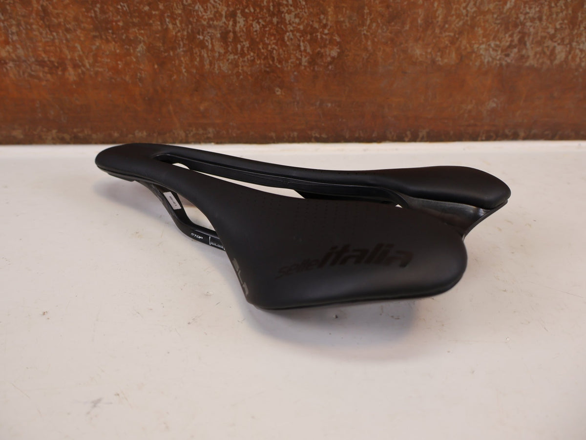 Sattel von Selle Italia, Selle Italia SLR Boost Kit Carbonio Superflow L3 130g vor USEDBIKES-OB.DE Hintergrund