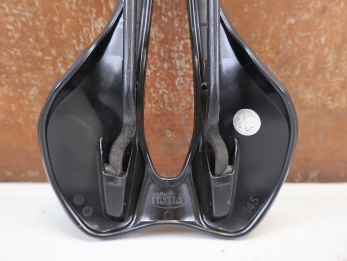 Sattel von Selle Italia, Selle Italia SLR Boost Kit Carbonio Superflow L3 130g vor USEDBIKES-OB.DE Hintergrund