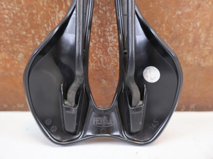 Sattel von Selle Italia, Selle Italia SLR Boost Kit Carbonio Superflow L3 130g vor USEDBIKES-OB.DE Hintergrund