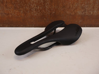 Sattel von Selle Italia, Selle Italia SLR Boost Kit Carbonio Superflow L3 130g vor USEDBIKES-OB.DE Hintergrund