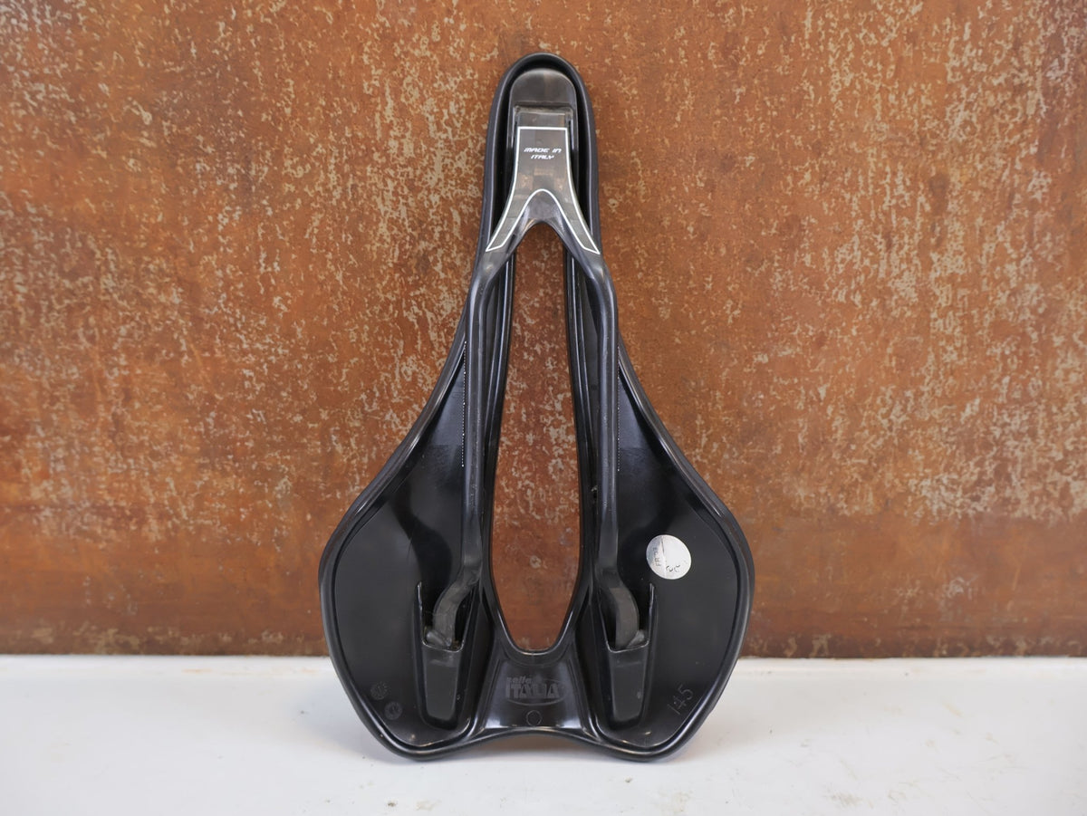 Sattel von Selle Italia, Selle Italia SLR Boost Kit Carbonio Superflow L3 130g vor USEDBIKES-OB.DE Hintergrund