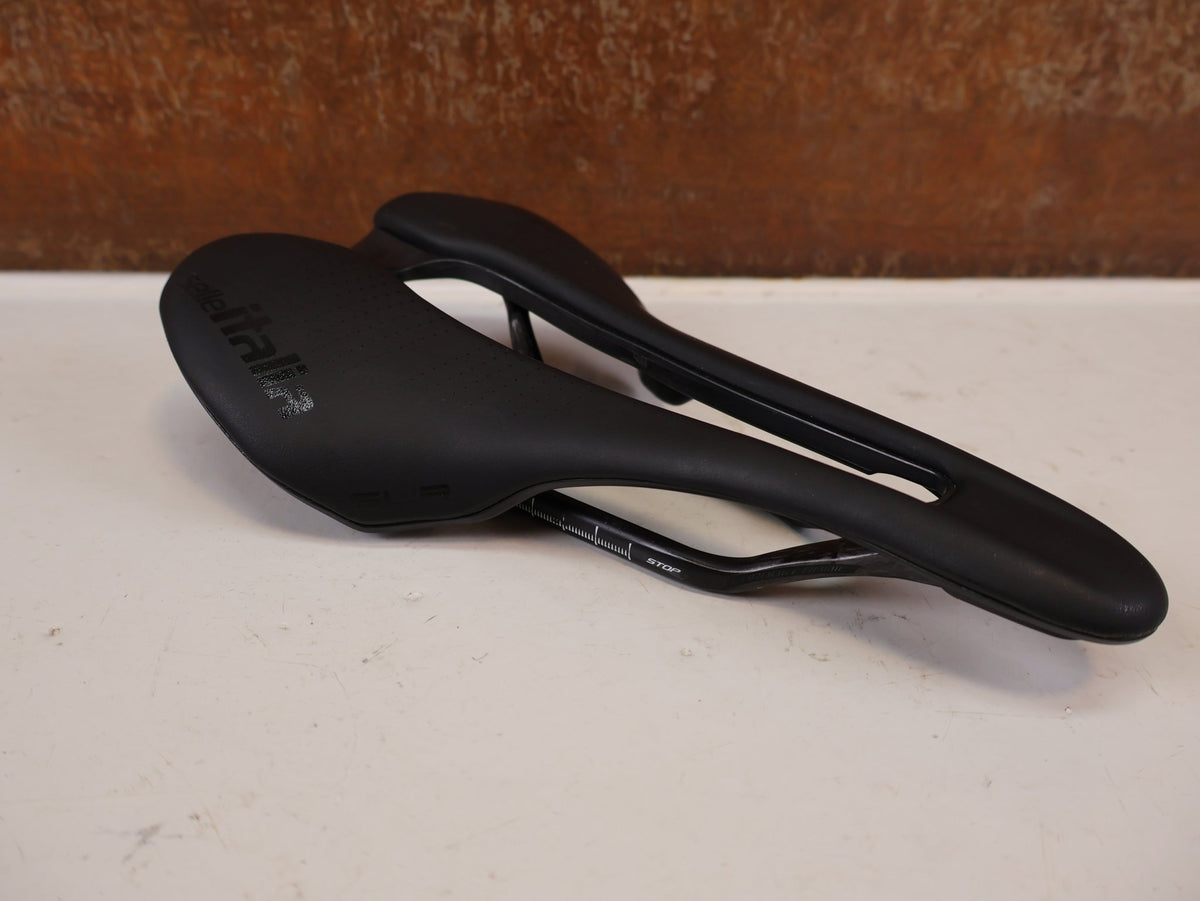 Sattel von Selle Italia, Selle Italia SLR Boost Kit Carbonio Superflow L3 130g vor USEDBIKES-OB.DE Hintergrund