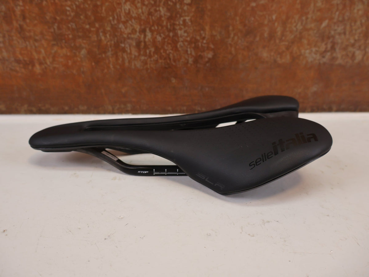 Sattel von Selle Italia, Selle Italia SLR Boost Kit Carbonio Superflow L3 130g vor USEDBIKES-OB.DE Hintergrund