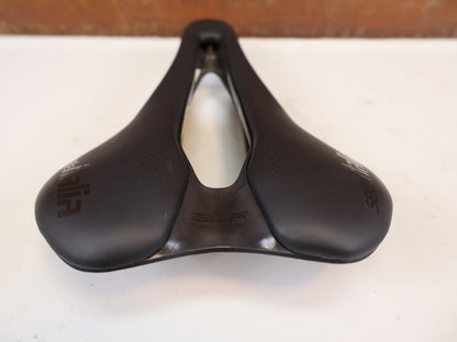Sattel von Selle Italia, Selle Italia SLR Boost Kit Carbonio Superflow L3 130g vor USEDBIKES-OB.DE Hintergrund