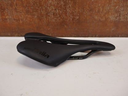 Sattel von Selle Italia, Selle Italia SLR Boost Kit Carbonio Superflow L3 130g vor USEDBIKES-OB.DE Hintergrund