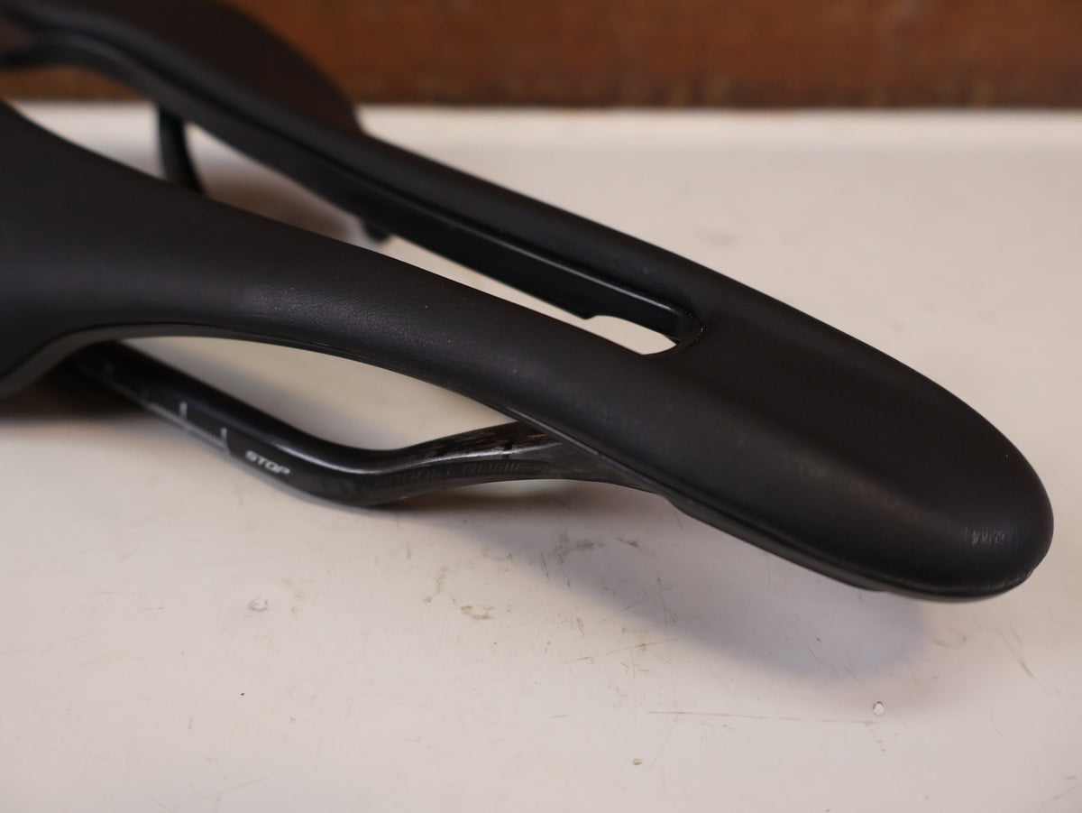 Sattel von Selle Italia, Selle Italia SLR Boost Kit Carbonio Superflow L3 130g vor USEDBIKES-OB.DE Hintergrund