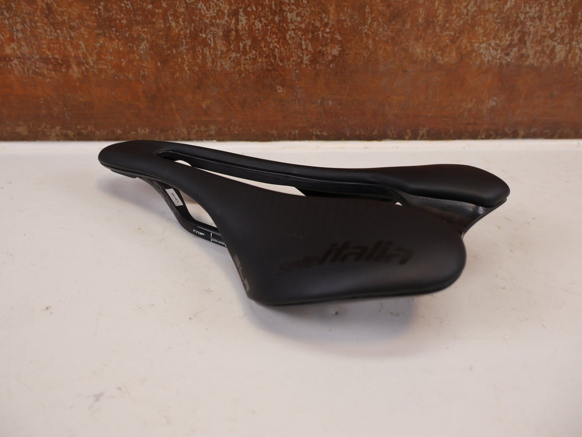 Sattel von Selle Italia, Selle Italia SLR Boost Kit Carbonio Superflow L3 130g vor USEDBIKES-OB.DE Hintergrund