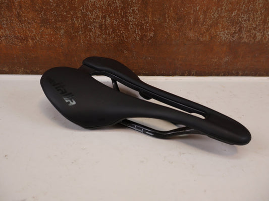Sattel von Selle Italia, Selle Italia SLR Boost Kit Carbonio Superflow L3 130g vor USEDBIKES-OB.DE Hintergrund