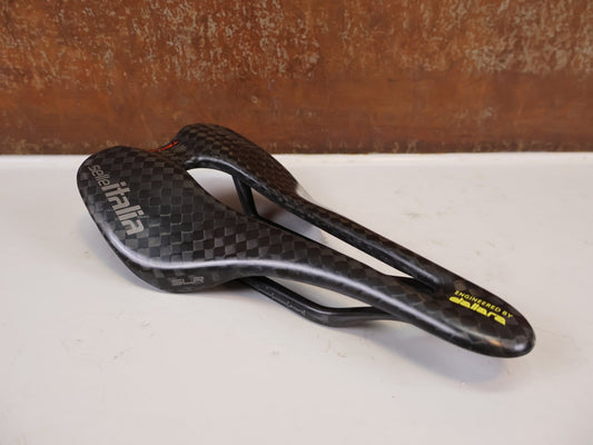 Sattel von Selle Italia, Selle Italia SLR Boost Tekno SF Carbon Sattel S3 98g vor USEDBIKES-OB.DE Hintergrund