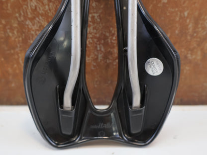 Sattel von Prologo, SELLE ITALIA SLR BOOST TI SUPERFLOW / RENNRAD SATTEL / S3 130 MM / TITAN vor USEDBIKES-OB.DE Hintergrund