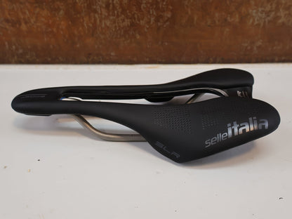 Sattel von Prologo, SELLE ITALIA SLR BOOST TI SUPERFLOW / RENNRAD SATTEL / S3 130 MM / TITAN vor USEDBIKES-OB.DE Hintergrund