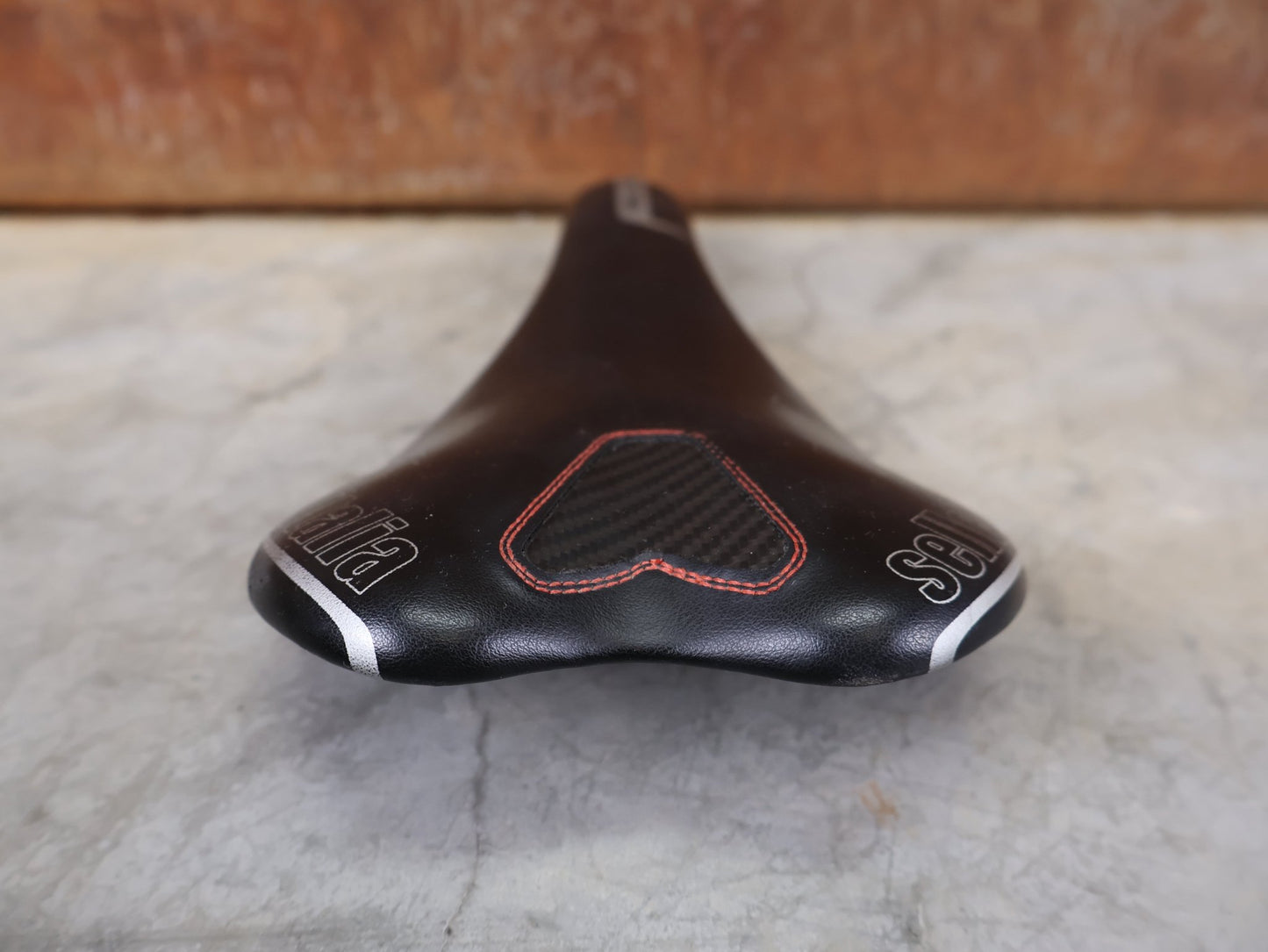 Sattel von Selle Italia, SELLE ITALIA SLR KIT CARBONIO FAHRRADSATTEL – CARBON / 131 MM vor USEDBIKES - OB.DE Hintergrund