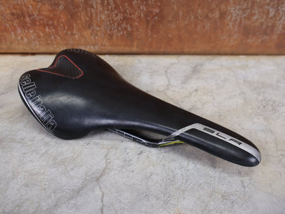 Sattel von Selle Italia, SELLE ITALIA SLR KIT CARBONIO FAHRRADSATTEL – CARBON / 131 MM vor USEDBIKES - OB.DE Hintergrund