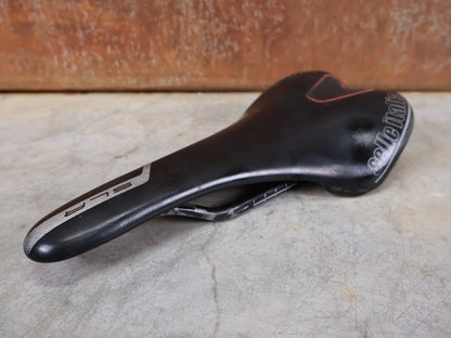 Sattel von Selle Italia, SELLE ITALIA SLR KIT CARBONIO FAHRRADSATTEL – CARBON / 131 MM vor USEDBIKES - OB.DE Hintergrund