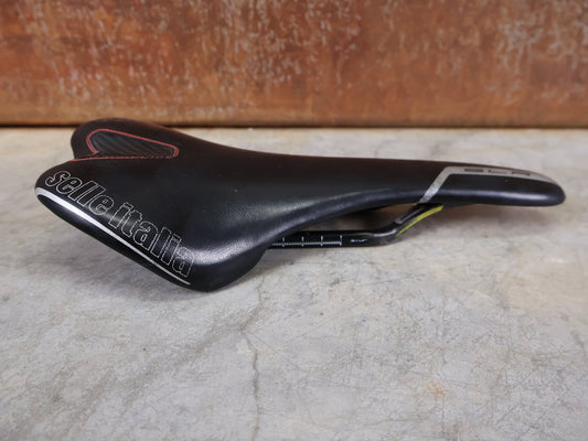 Sattel von Selle Italia, SELLE ITALIA SLR KIT CARBONIO FAHRRADSATTEL – CARBON / 131 MM vor USEDBIKES - OB.DE Hintergrund