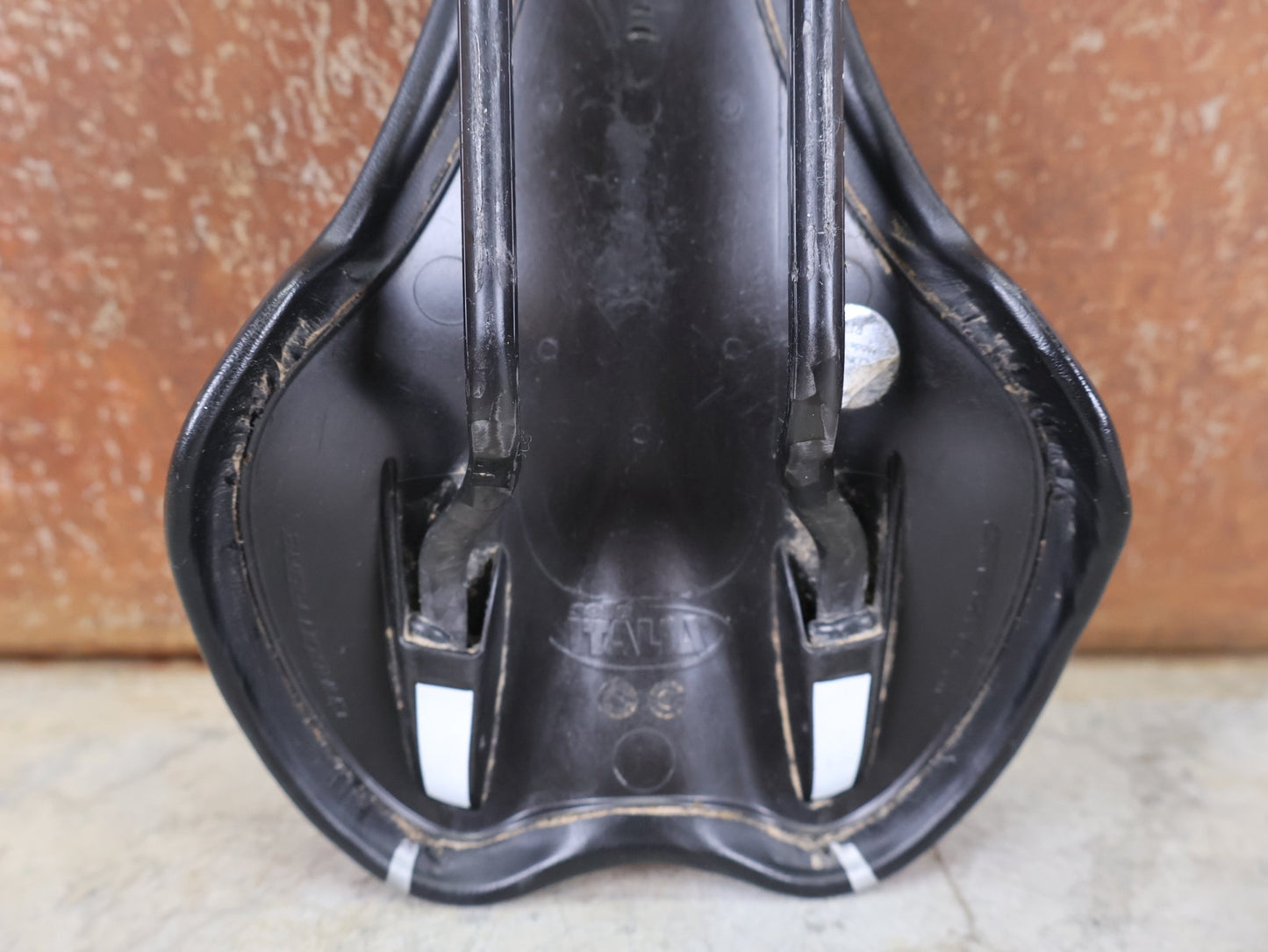 Sattel von Selle Italia, SELLE ITALIA SLR KIT CARBONIO FAHRRADSATTEL – CARBON / 131 MM vor USEDBIKES - OB.DE Hintergrund