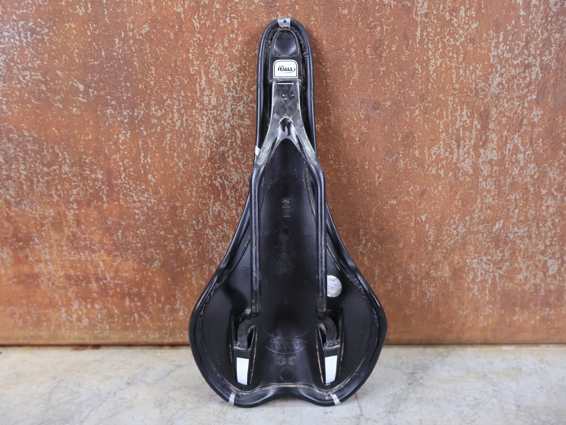 Sattel von Selle Italia, SELLE ITALIA SLR KIT CARBONIO FAHRRADSATTEL – CARBON / 131 MM vor USEDBIKES - OB.DE Hintergrund