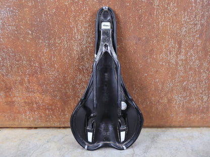 Sattel von Selle Italia, SELLE ITALIA SLR KIT CARBONIO FAHRRADSATTEL – CARBON / 131 MM vor USEDBIKES - OB.DE Hintergrund