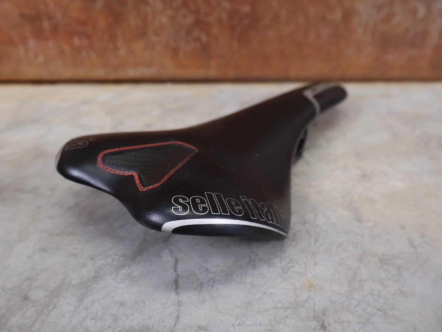 Sattel von Selle Italia, SELLE ITALIA SLR KIT CARBONIO FAHRRADSATTEL – CARBON / 131 MM vor USEDBIKES - OB.DE Hintergrund