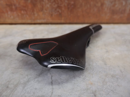 Sattel von Selle Italia, SELLE ITALIA SLR KIT CARBONIO FAHRRADSATTEL – CARBON / 131 MM vor USEDBIKES - OB.DE Hintergrund